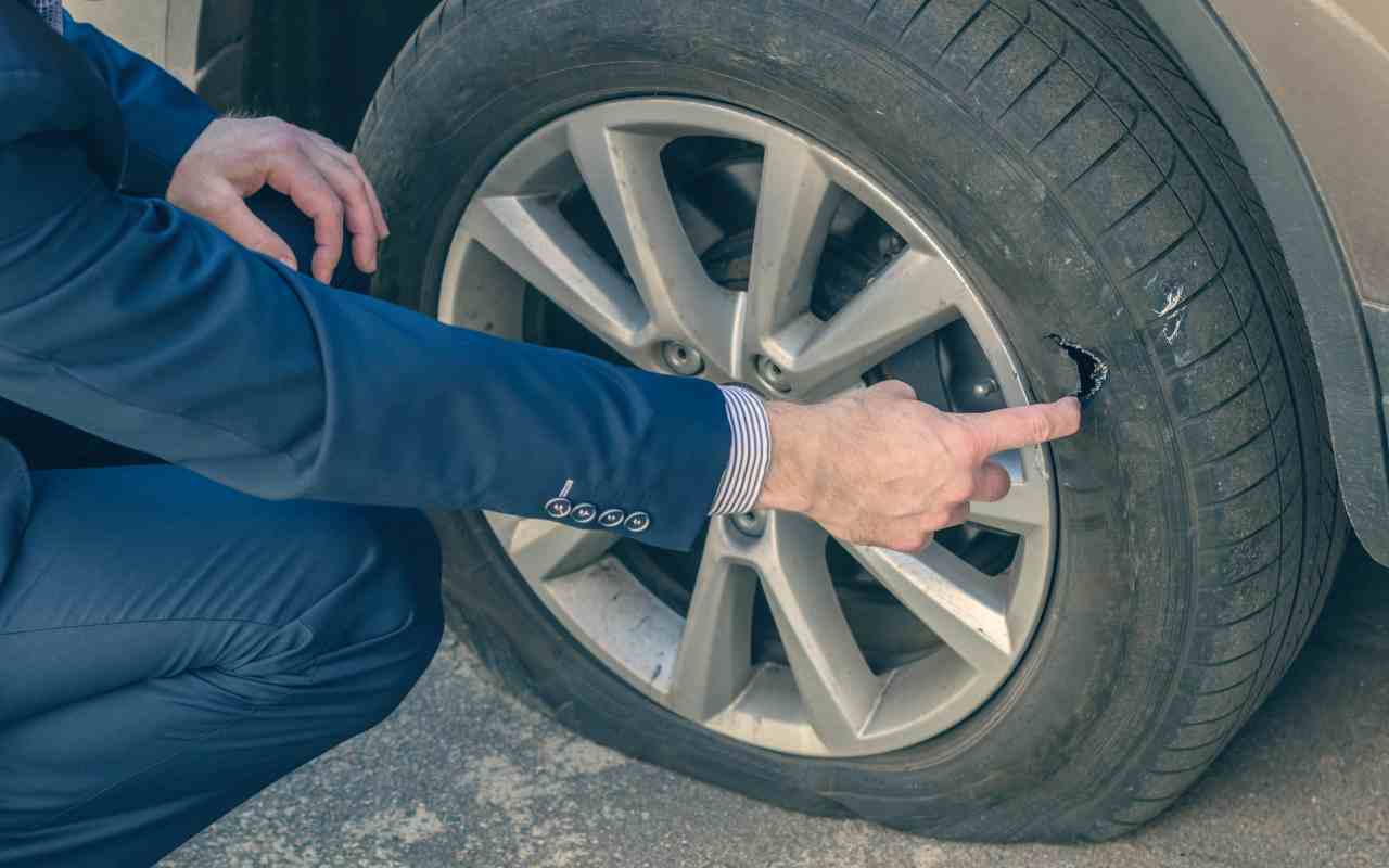 Gomma bucata: cosa fare e come prevenire inconvenienti stradali